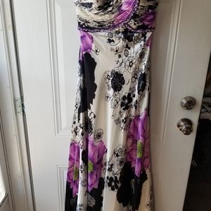 BEAUTIFUL FLOWERED DRESS FOR PROM.